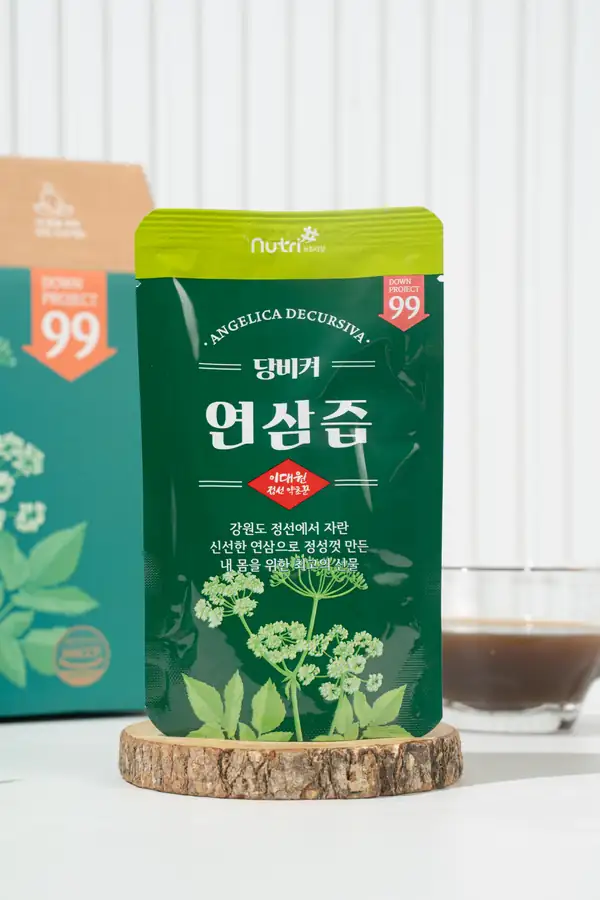 선물 상자 옆에 세운 파우치